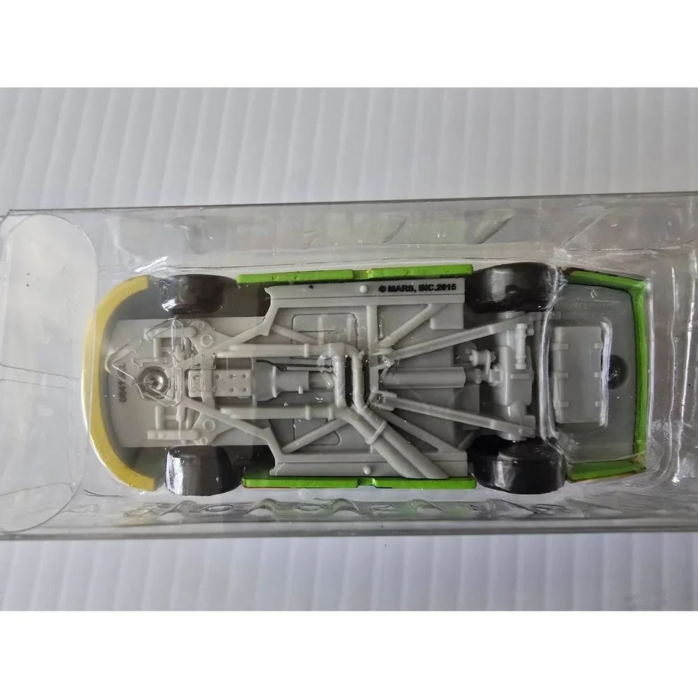 Kyle Busch 2015 M&M's Crispy Championship 1:64 Car - Picture 7 of 8